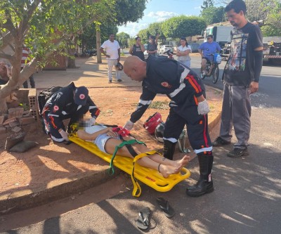 Veja o vídeo: Jovem de 18 anos fica ferida após se envolver em acidente com caminhonete no bairro Vila Nova