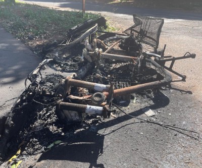 Bicicleta elétrica é encontrada queimada no bairro Jardim das Oliveiras em Três Lagoas