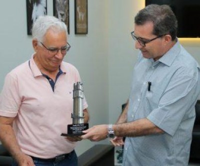 Cassiano Maia homenageia empresário Sueide pelo zelo ao Relógio Central da Cidade