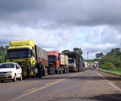 Engavetamento entre quatro veículos termina em morte na BR-163, em Juti