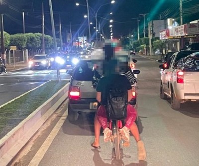 Flagrante: dupla trafega de bicicleta elétrica no meio da Avenida Clodoaldo Garcia e acende alerta sobre segurança no trânsito