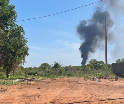 Fumaça preta chama a atenção de moradores de Três Lagoas; incêndio ocorreu em uma empresa de recicláveis
