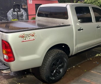 Hilux 2009/2010 impecável, toda revisada com nota fiscal, está à venda por R$ 100 mil em Três Lagoas