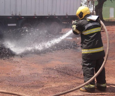 Homem é flagrado colocando fogo na calçada e sai no tapa com guardas em Campo Grande