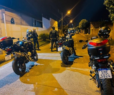 PM nas ruas “tira de circulação” mais duas pessoas com mandados de prisão em Três Lagoas