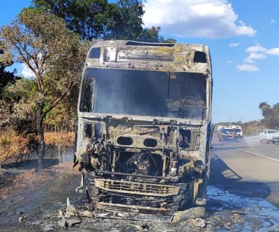 PRF responsabiliza motorista de carreta por incêndio culposo na BR-262