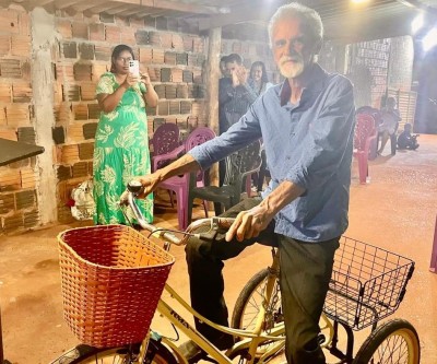 Senhor que fazia reciclagem a pé recebe triciclo e doação de R$ 200 em campanha que emocionou Três Lagoas; ato de amor mobilizou até moradora da Nova Zelândia