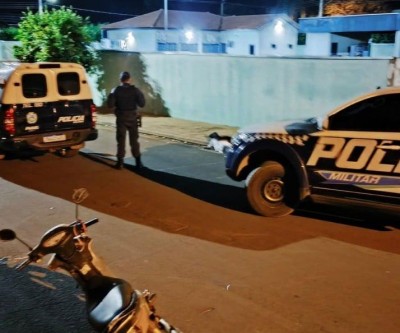 Suspeito morre baleado durante tentativa de furto no pátio do Detran; quatro comparsas fugiram