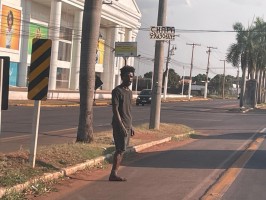 Enquanto muitos reclamavam da vida, ele luta: Com uma perna amputada, homem sobrevive de moedas e trocados em semáforo de Três Lagoas