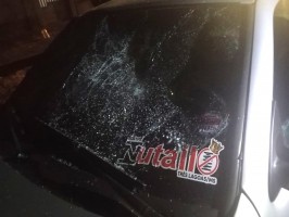 Em Três Lagoas, mulher alega traição, retira R$ 10 mil da conta do ex, “tora” cartão de crédito, quebra carro e ateia fogo em residência