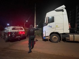 Motorista de tritrem é denunciado por andar em zigue-zague e quase causar acidentes em Três Lagoas; caminhão foi encontrado ao lado de presídio