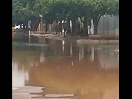 VEJA O VÍDEO: Piscinão transborda e deixa moradores ilhados entre os bairros Paranapungá e São Jorge, em Três Lagoas