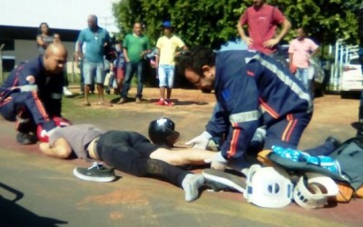 Após colisão, passageiro de moto fica ferido e é socorrido pelo SAMU 