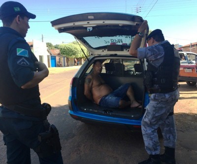 Após perseguição, suspeito de portar drogas é preso no bairro Parque São Carlos 