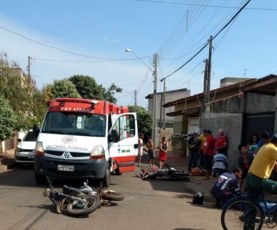 Motoqueiros batem de frente em esquina do bairro Jardim Caçula