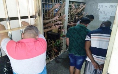 Com celas lotadas, delegacia de Água Clara tem presos até no corredor