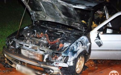 Carro pega fogo com família dentro em Bataguassu; todos escapam ilesos