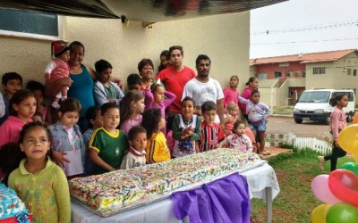 Festa das crianças do Novo Oeste teve a distribuição de mais de 100 Kg de bolo 