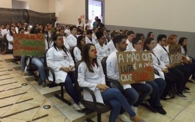 Depois de muita luta, alunos de medicina da UFMS tem aula inaugural no Hospital Auxiliadora