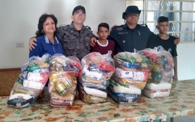 Polícia Militar doa cestas básicas para famílias da Vila Vicentina