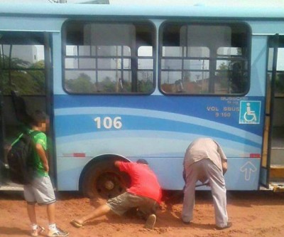 Ônibus que transportava alunos atola em rua de terra no Jardim das Acácias