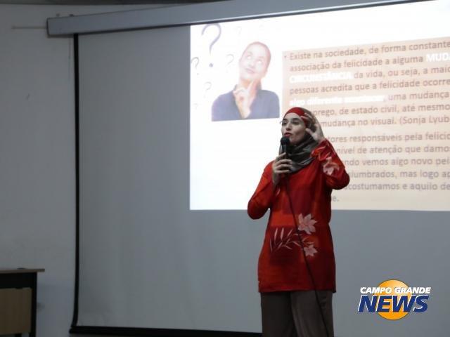 Felicidade não tem receita pronta, mas vira disciplina para ser estudada em sala