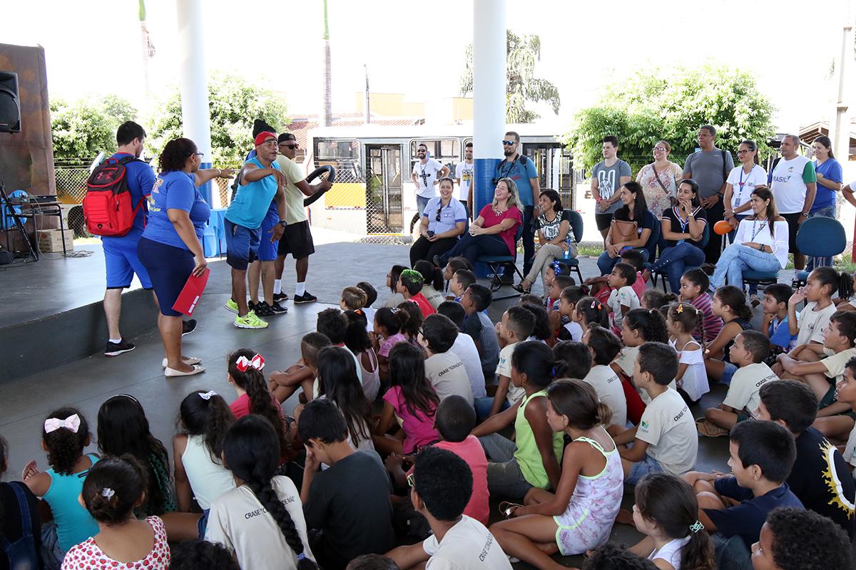 Crianças e adolescentes de Três Lagoas recebem uniformes e materiais na volta dos SCFVs