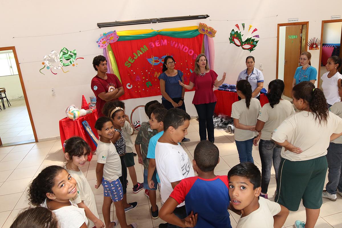 Crianças e adolescentes de Três Lagoas recebem uniformes e materiais na volta dos SCFVs