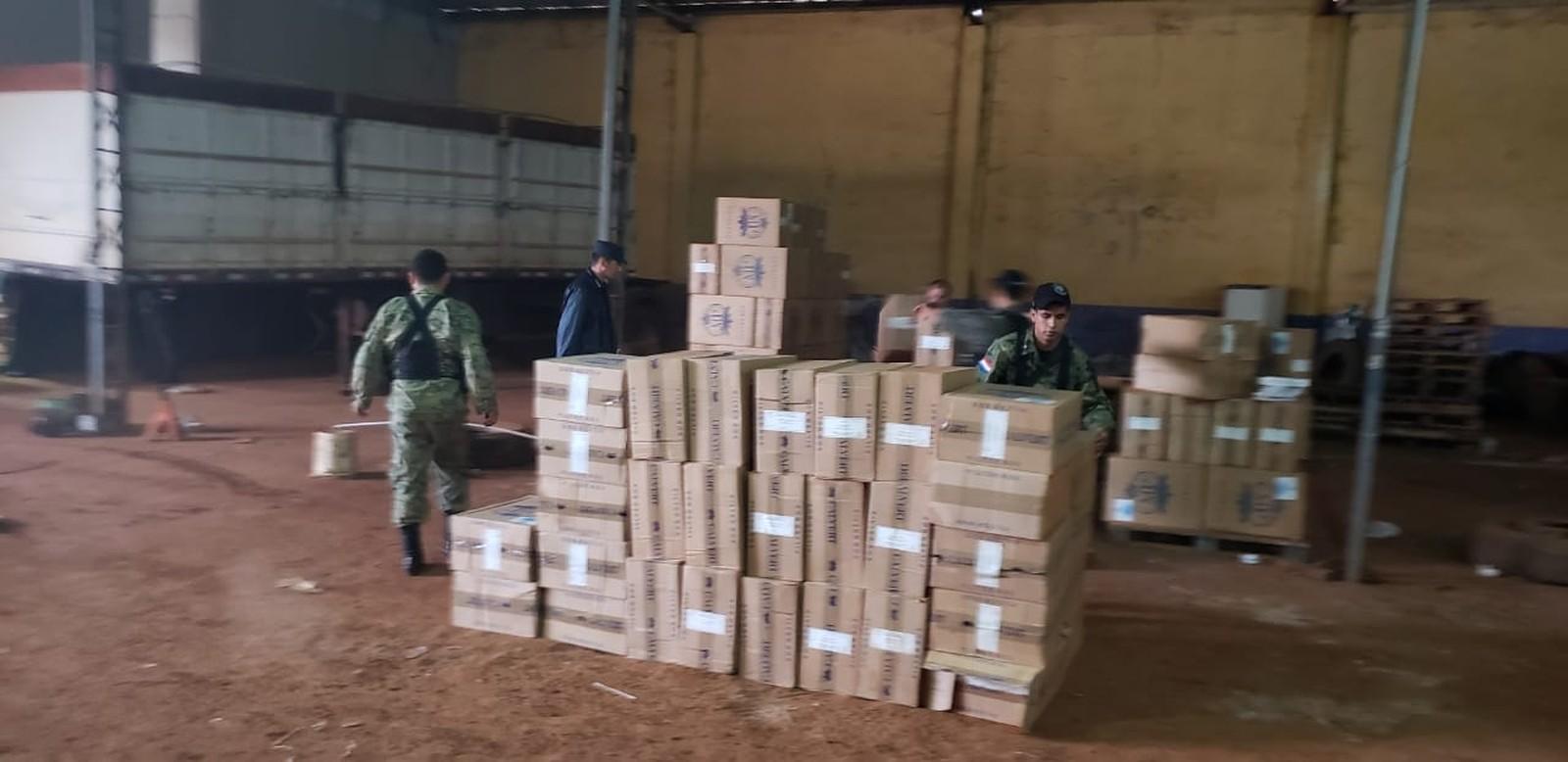 Polícia Nacional Paraguaia apreende 29 caminhões roubados no Brasil, além de armas e munições