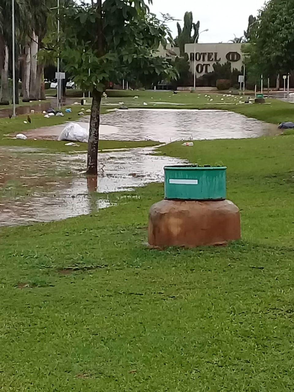 Após temporal, equipes do Meio Ambiente retiram grande quantidade de lixo da Lagoa Maior Após temporal, equipes do Meio Ambiente retiram grande quantidade de lixo da Lagoa Maior