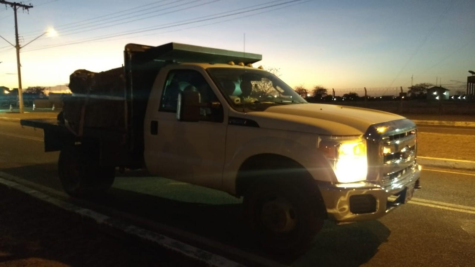 Dois caminhões com ajuda humanitária deixam Boa Vista em direção à Venezuela; fronteira segue fechada Dois caminhões com ajuda humanitária deixam Boa Vista em direção à Venezuela; fronteira segue fechada