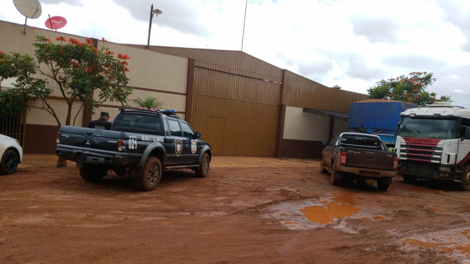 Polícia Nacional Paraguaia apreende 29 caminhões roubados no Brasil, além de armas e munições Polícia Nacional Paraguaia apreende 29 caminhões roubados no Brasil, além de armas e munições