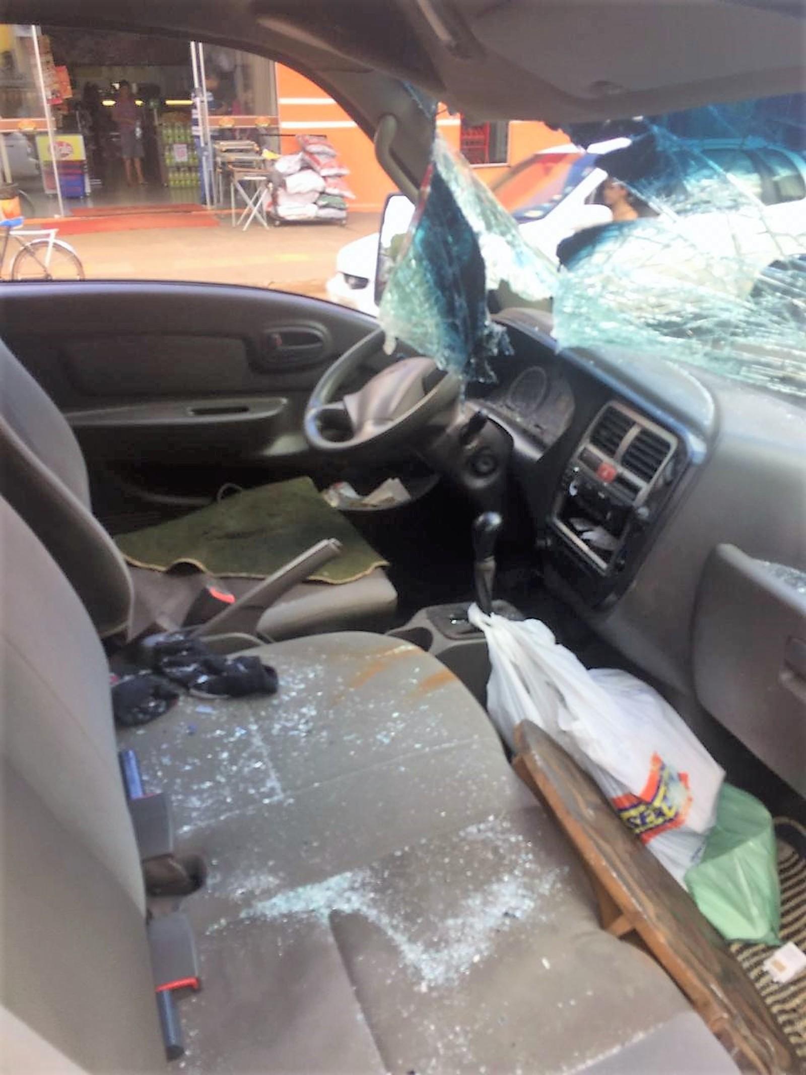 Carro passa sobre tampa de bueiro amarrada com arame e objeto atinge veículo em MS: 