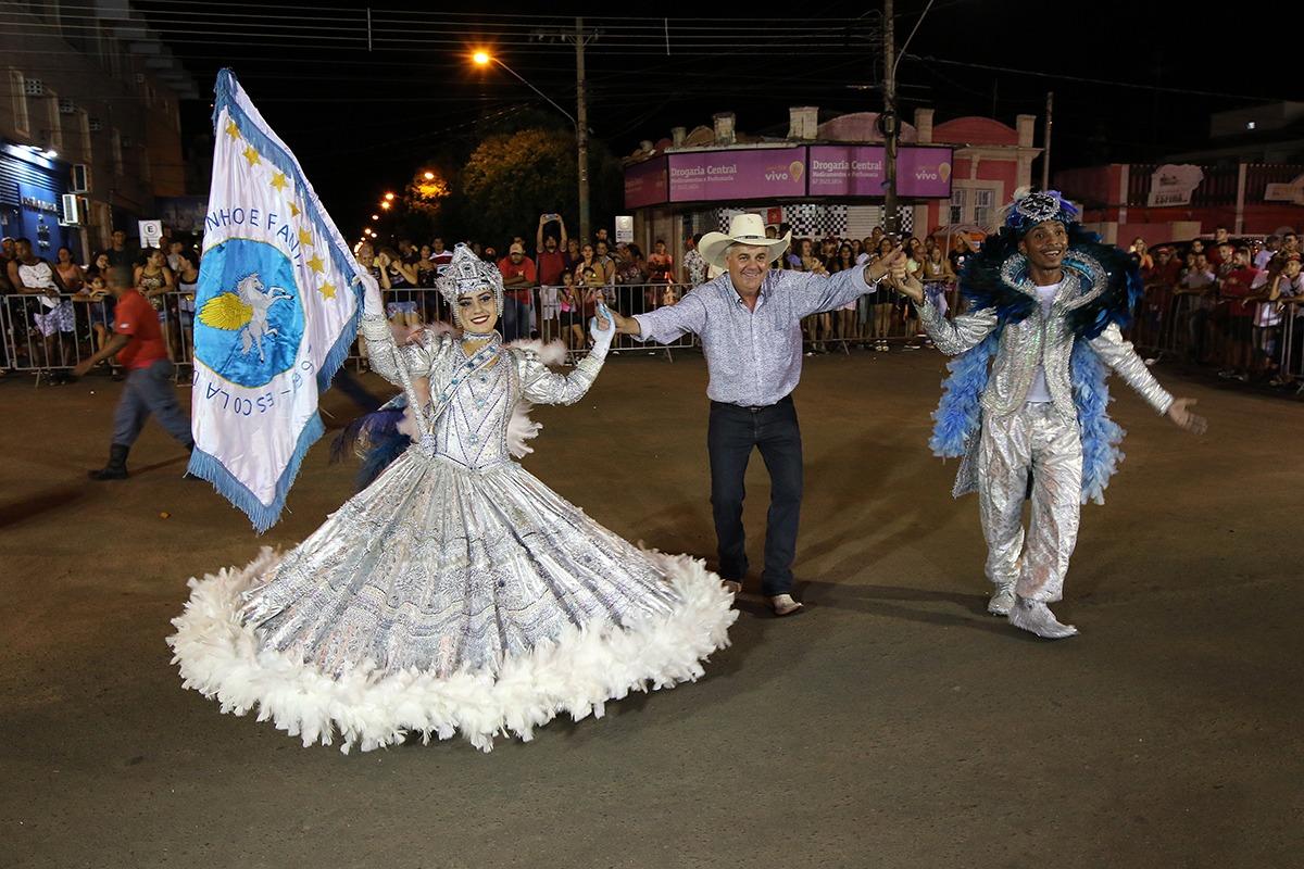Quatro escolas de samba animaram mais de 7 mil pessoas no Carna Três Folia