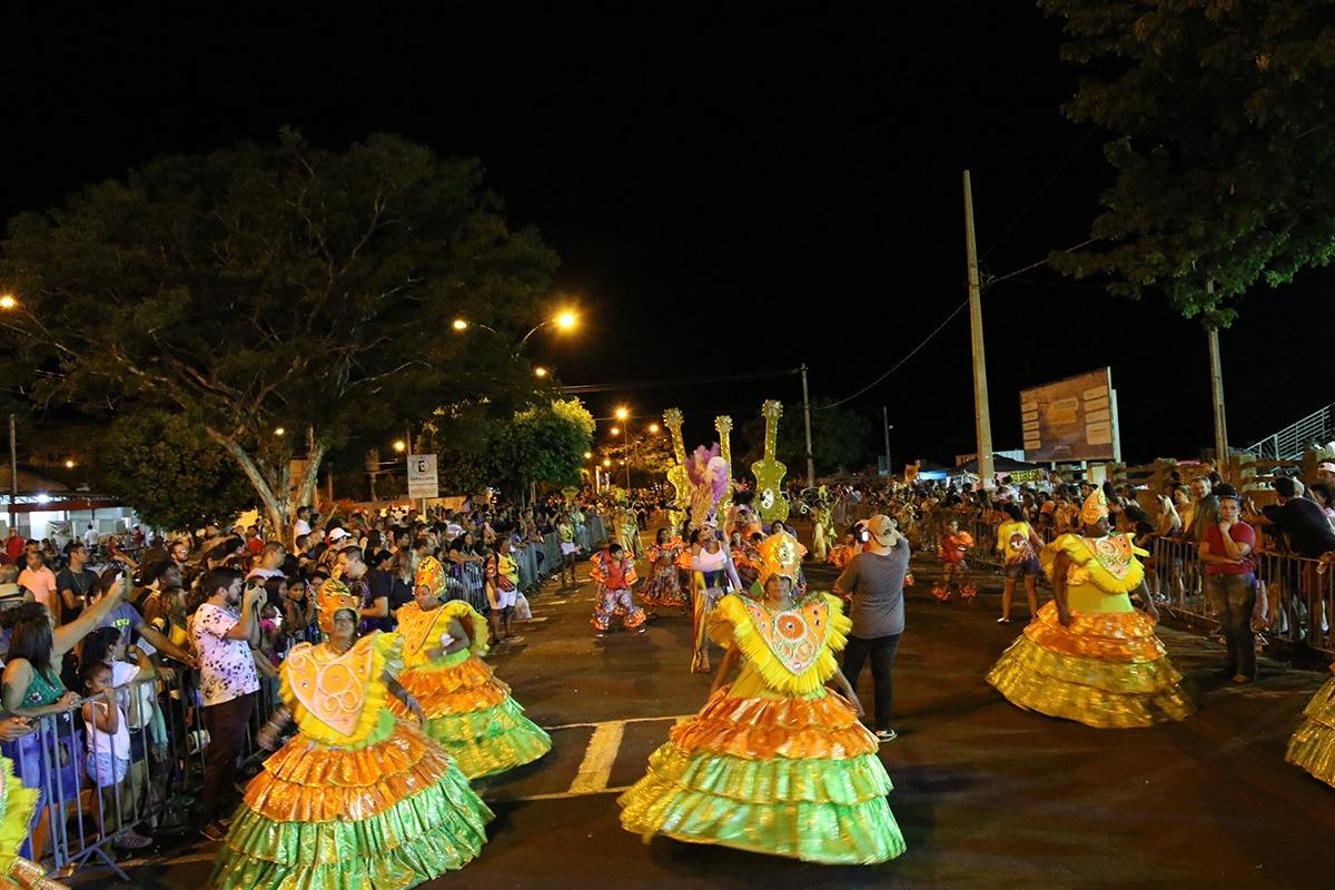 Quatro escolas de samba animaram mais de 7 mil pessoas no Carna Três Folia