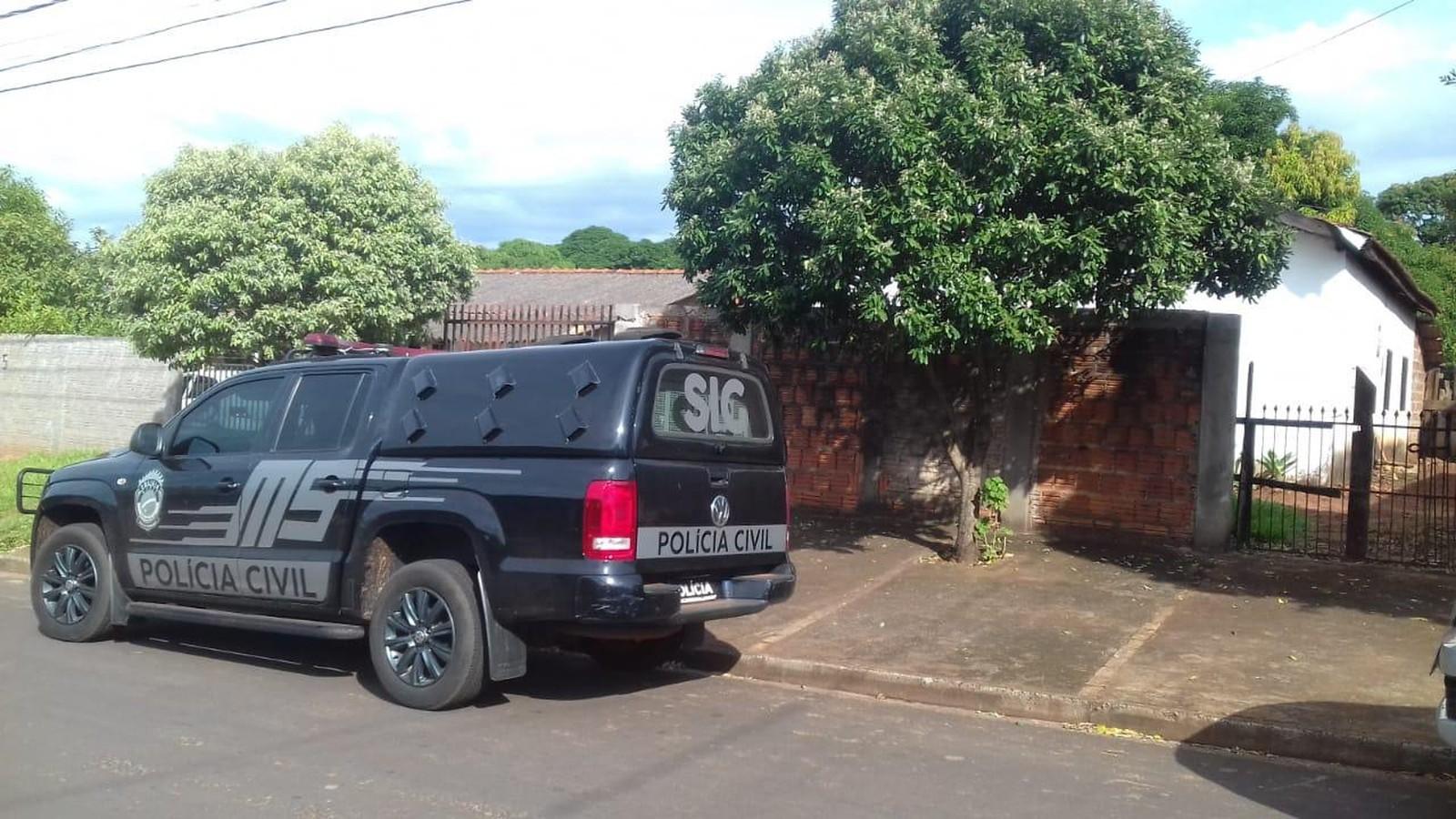 Polícia faz buscas e prende suspeito de tráfico e mulher de presidiário que o auxiliava na venda de droga em MS Polícia faz buscas e prende suspeito de tráfico e mulher de presidiário que o auxiliava na venda de droga em MS