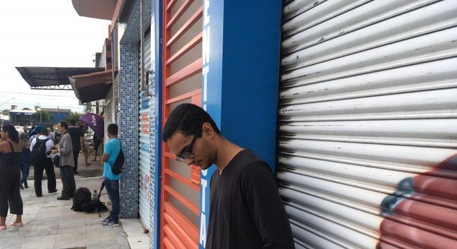 Centenas se reúnem para velório de vítimas de atiradores em Suzano Centenas se reúnem para velório de vítimas de atiradores em Suzano