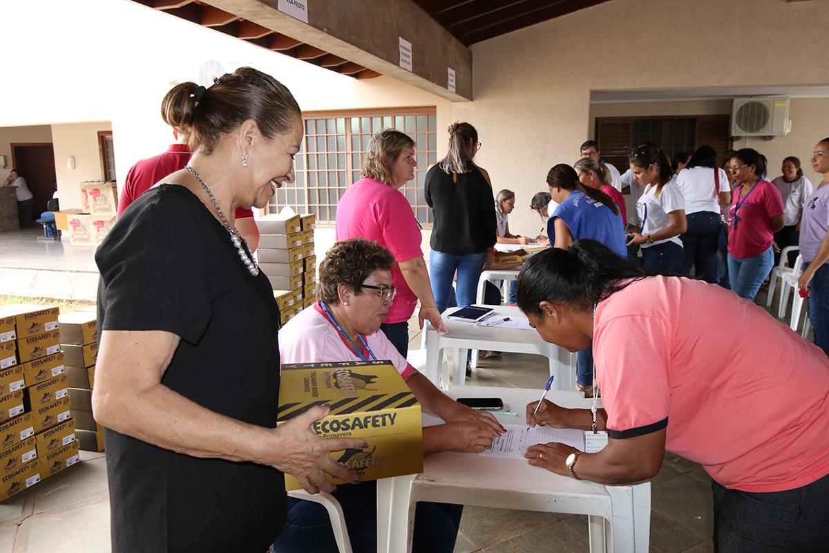 Saúde de Três Lagoas entrega calçados especiais para o trabalho de Agentes Comunitários de Saúde