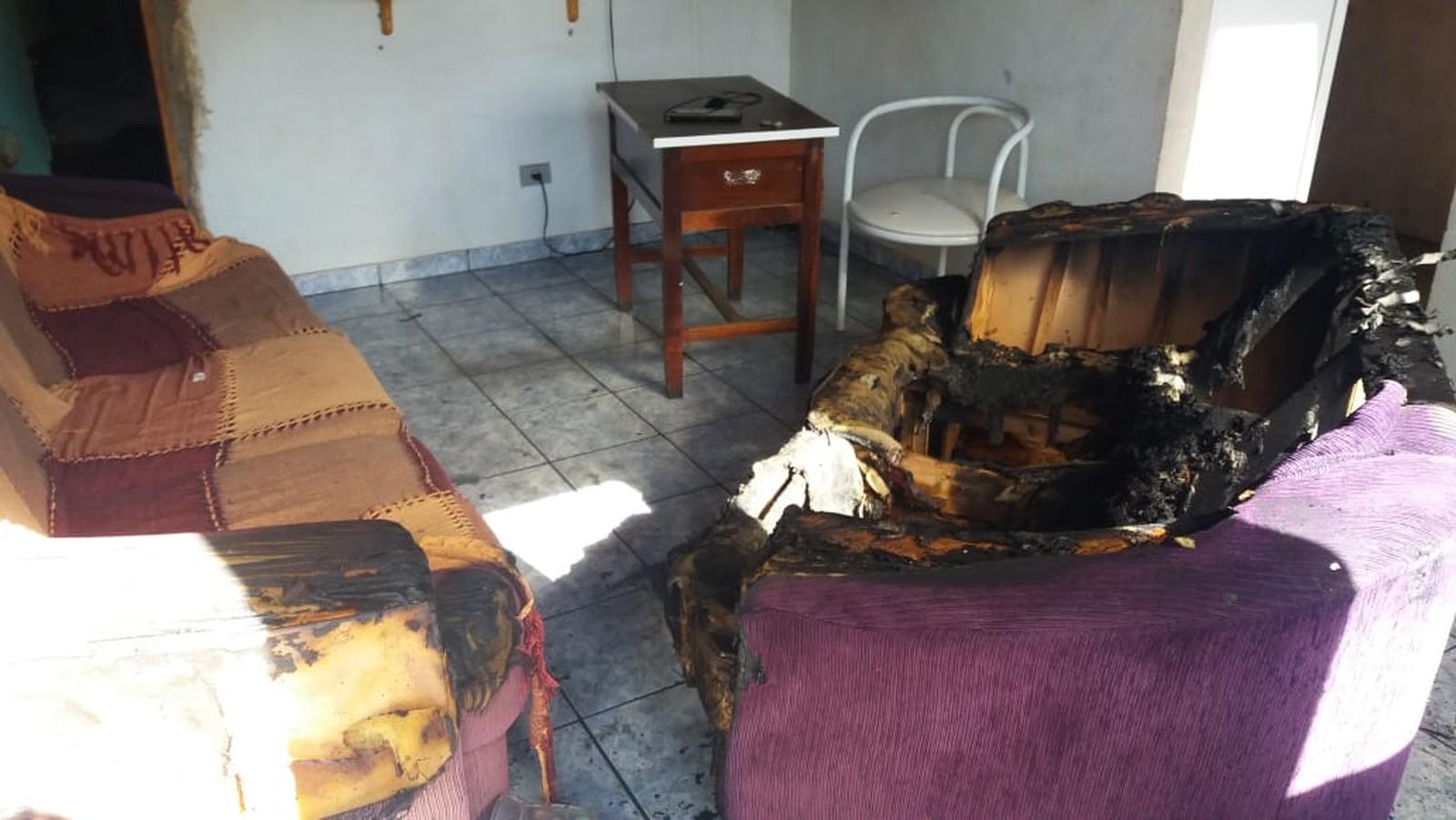 Criança de 5 anos causa incêndio e avó passa mal por causa da fumaça: Criança de 5 anos causa incêndio e avó passa mal por causa da fumaça: