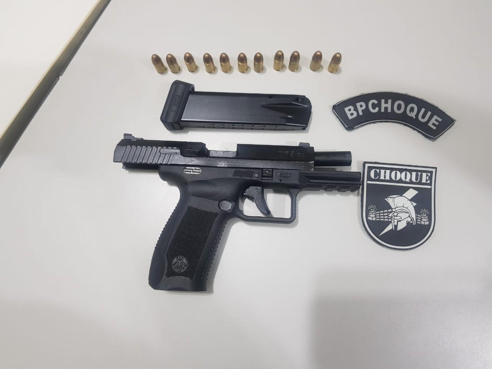 Polícia prende jovem em MS com armas, munições e R$ 62 mil em caixa de sapato: 