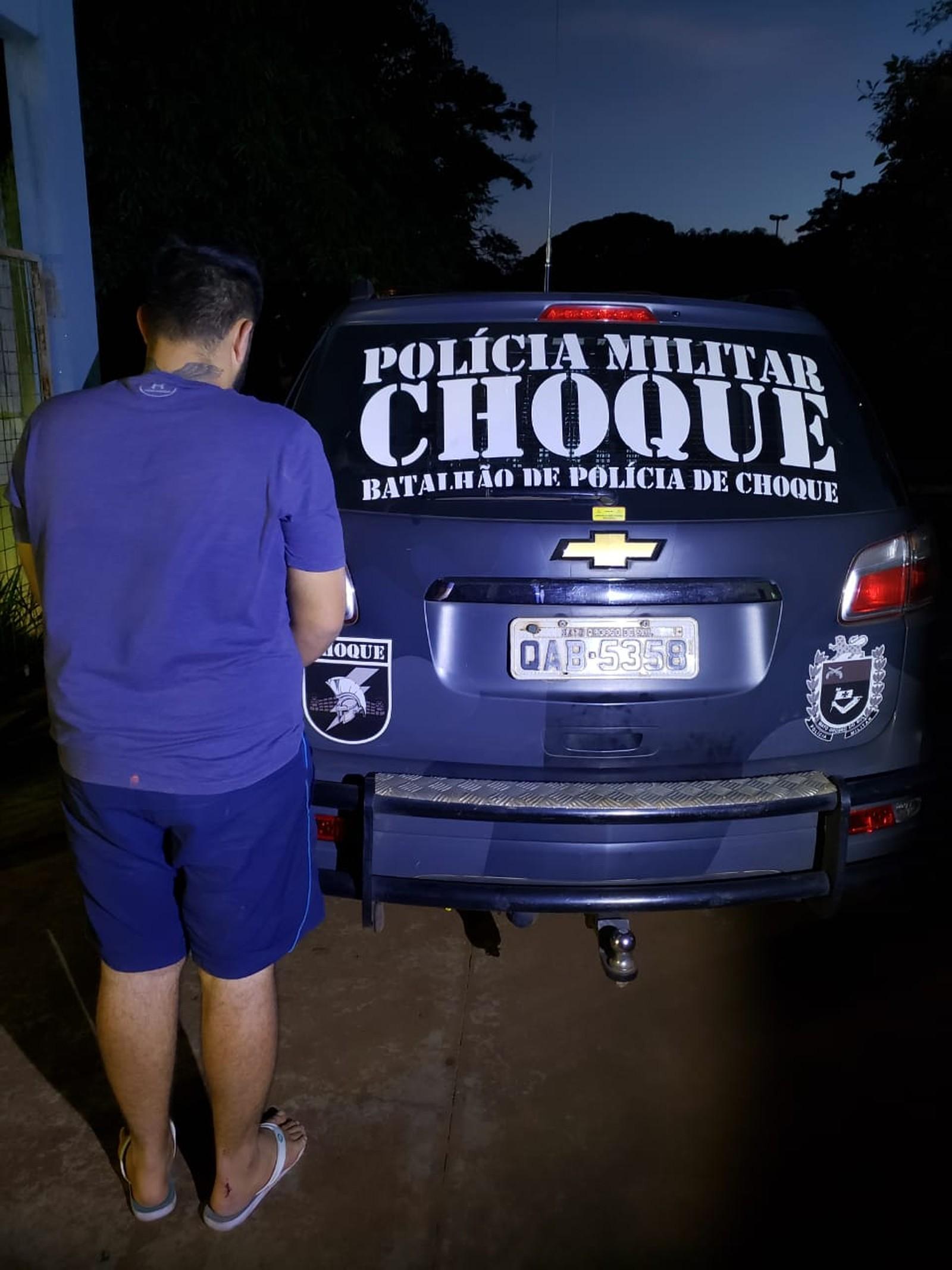 Polícia prende jovem em MS com armas, munições e R$ 62 mil em caixa de sapato: 