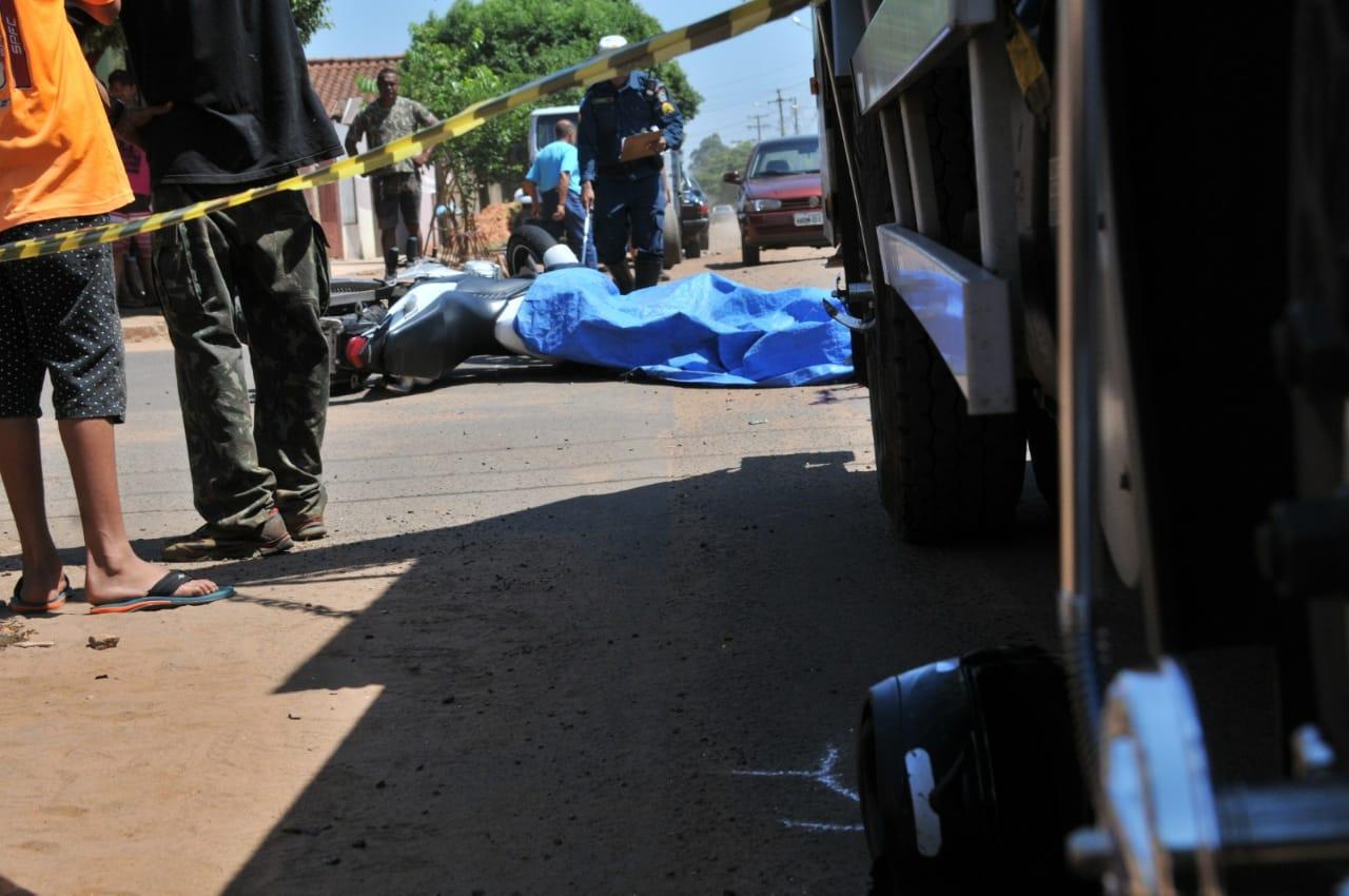 Acidente entre caminhão e motocicleta deixa um morto Acidente entre caminhão e motocicleta deixa um morto