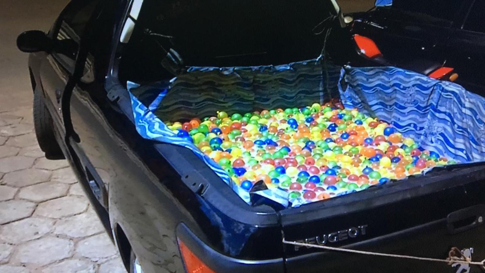 Ao invés de 'samba no pé', milhares de foliões usam bexigas d'água para brincar no carnaval na fronteira de MS