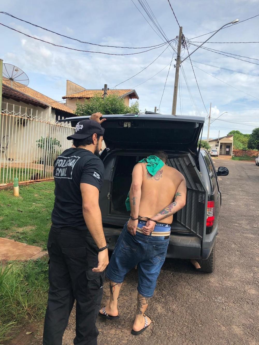 Polícia faz buscas e prende suspeito de tráfico e mulher auxiliava na venda