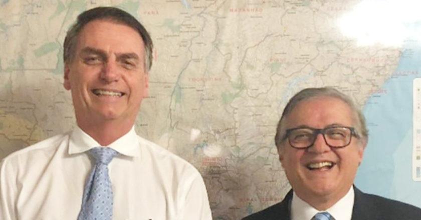 Bolsonaro diz que ministro da Educação está mantido no cargo