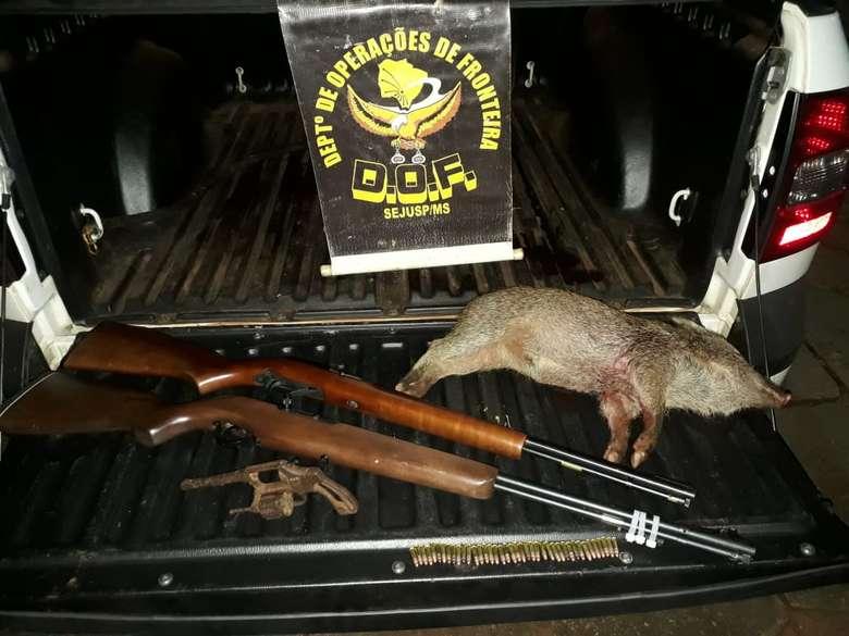 Caçador ilegal é preso com espingarda e porco do mato morto Caçador ilegal é preso com espingarda e porco do mato morto