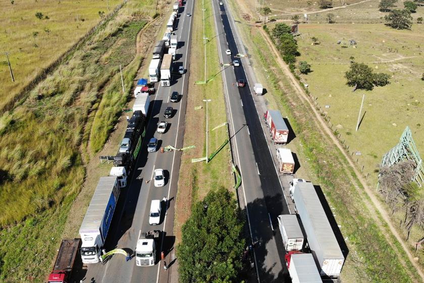 Caminhoneiros do Paraná fazem carreata pela tabela do frete