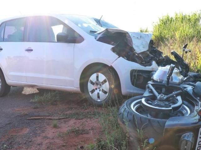 Carro tenta ultrapassar carreta, bate em moto e mata homem de 36 anos