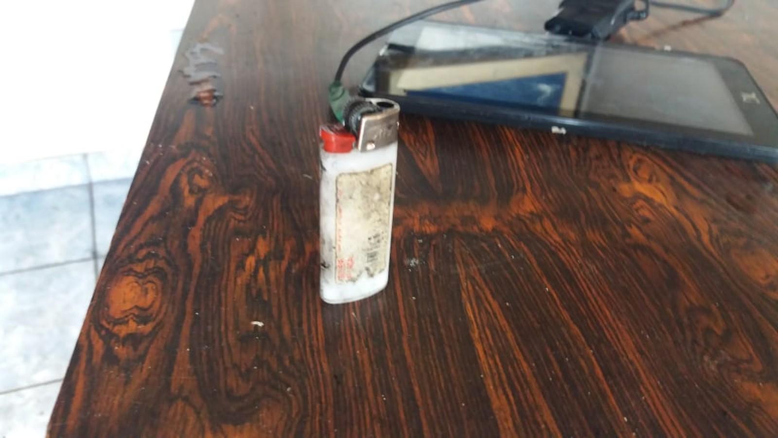 Criança de 5 anos causa incêndio e avó passa mal por causa da fumaça: 'Brincava com isqueiro no sofá'