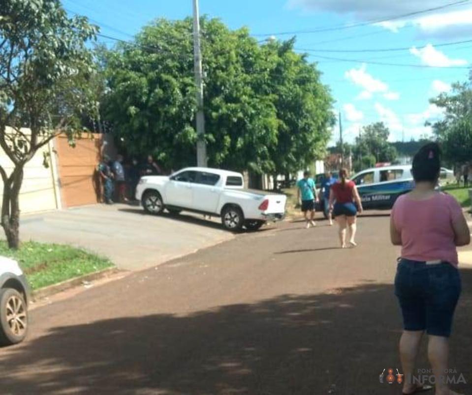 Homem é morto com 24 tiros em frente da casa da namorada